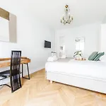 Exceptional Apartment Near The Eiffel Tower 3 Bdr 5 P